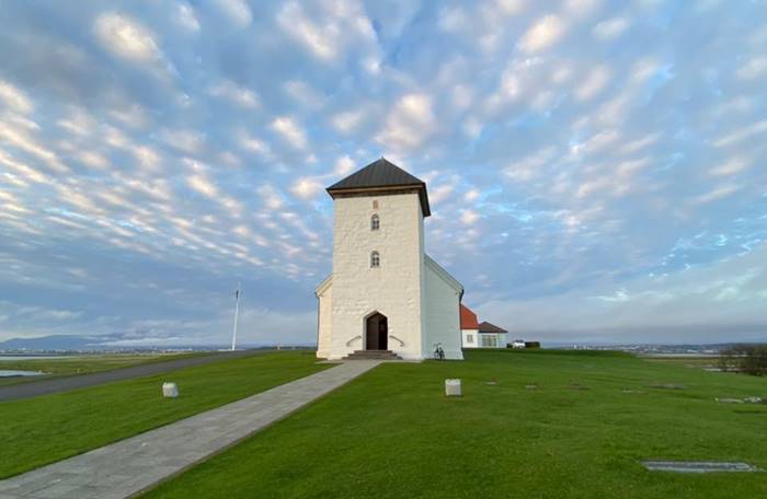 Grænt umhverfi Bessastaðakirkju fagnar öllum gestum